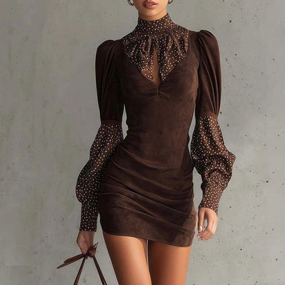 Contraste Chic – Robe Élégante aux Détails Raffinés