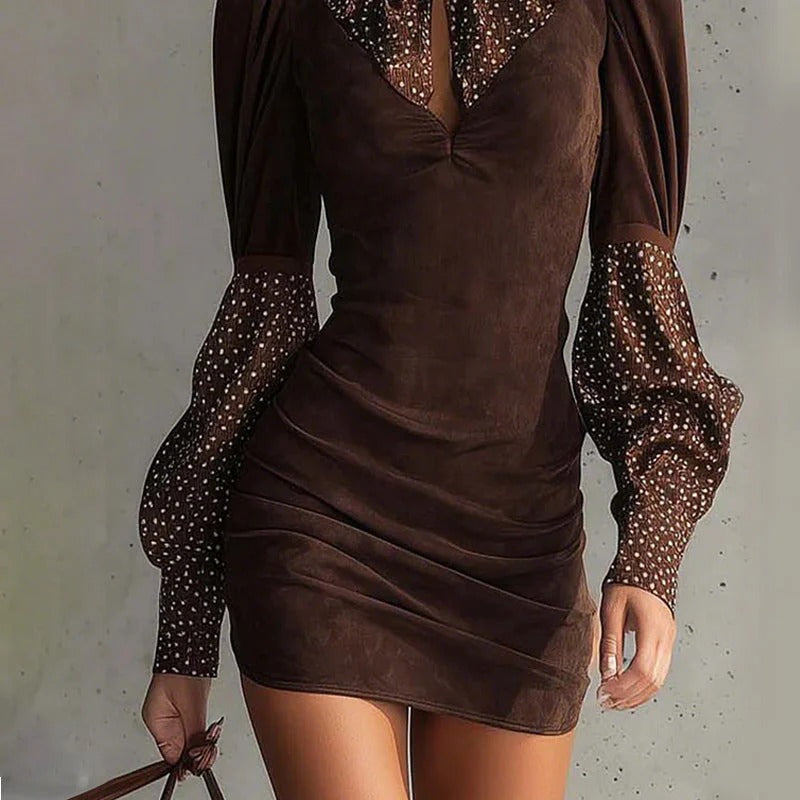 Contraste Chic – Robe Élégante aux Détails Raffinés