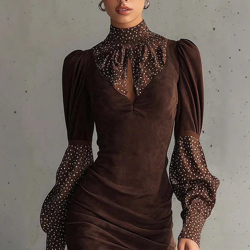 Contraste Chic – Robe Élégante aux Détails Raffinés