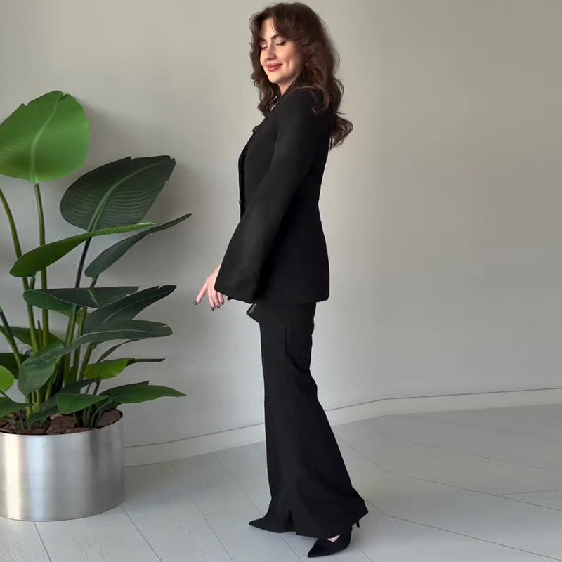 Élégance Sculpturale – Ensemble Femme Deux-Pièces avec Blazer à Manches Fendues et Pantalon