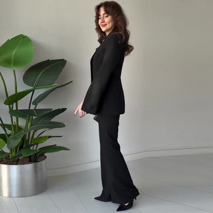 Élégance Sculpturale – Ensemble Femme Deux-Pièces avec Blazer à Manches Fendues et Pantalon